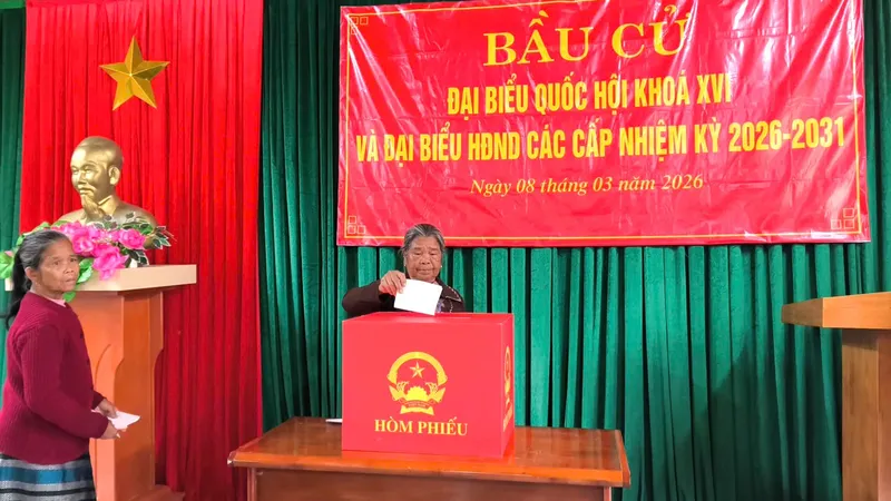 Bà con Bru - Vân Kiều băng rừng, vượt thác đi bầu cử sớm