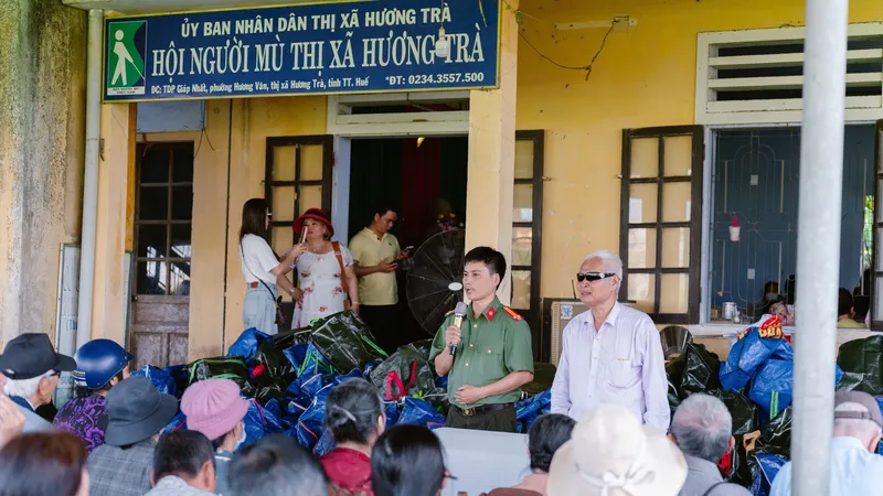 Trao quà cho hội viên Hội Người mù tại TP Huế