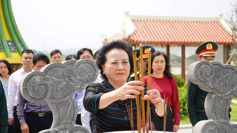 Phó Thủ tướng Phạm Thị Thanh Trà dâng hương tưởng niệm các anh hùng liệt sĩ tại Di tích lịch sử quốc gia Bến phà II Long Đại