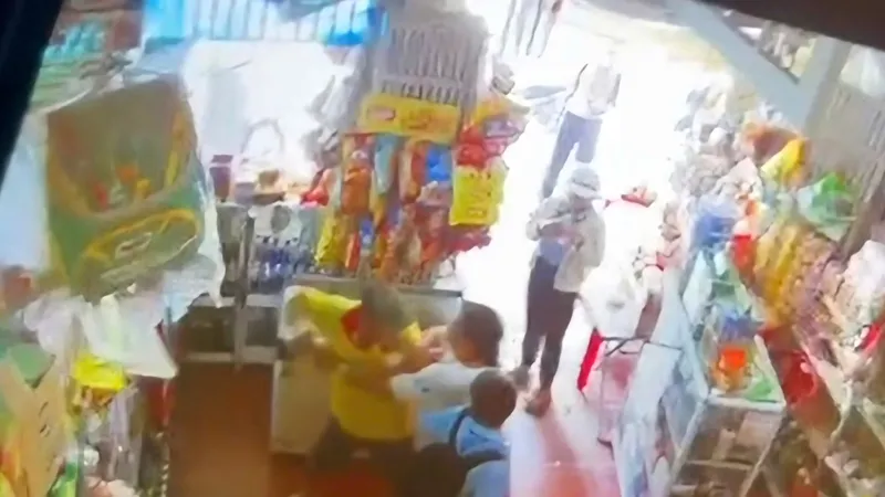 Người đàn ông áo vàng đánh cháu Đ. Ảnh cắt từ clip