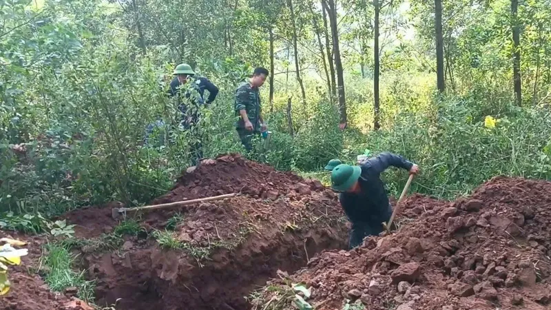 Tìm kiếm và cất bốc 2 hài cốt liệt sĩ tại bản Bãi Dinh, xã Dân Hóa, tỉnh Quảng Trị.