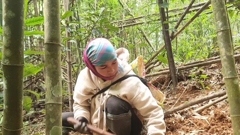 Phụ nữ Vân Kiều đào măng vầu