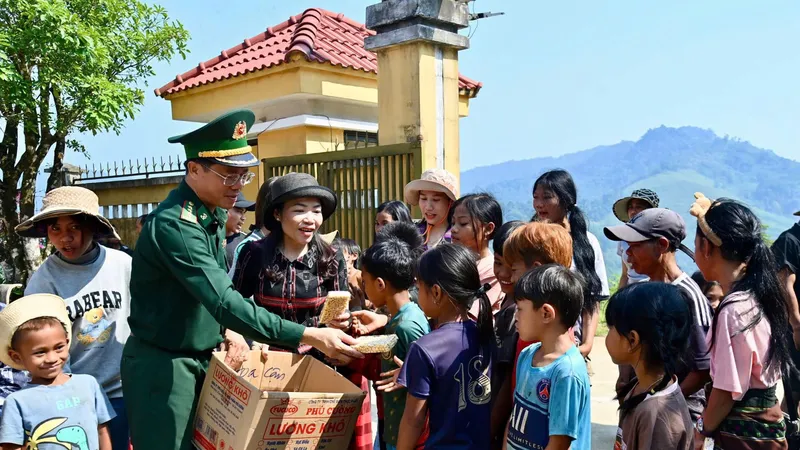 Đại tá Đặng Ngọc Hiệu, Chính ủy Bộ đội Biên phòng TP Huế tặng quà cho học sinh khu vực biên giới nước bạn Lào