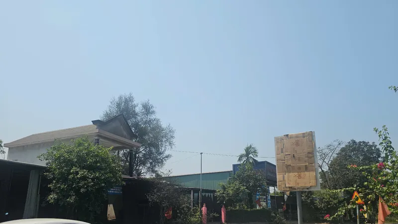 Biển cấm trên tuyến quốc lộ 49 đoạn gần đường tránh Huế đang được lắp đặt