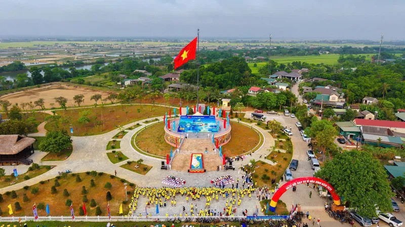 Lễ thượng cờ tại Di tích quốc gia đặc biệt Đôi bờ Hiền Lương - Bến Hải, kết hợp diễu hành phát động phong trào "Đạp xe vì hòa bình"