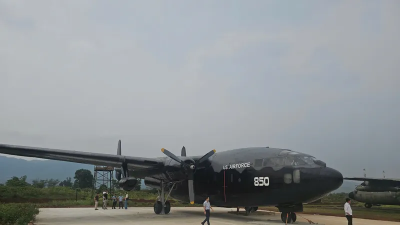 “Toa xe bay” C-119 tạo điểm nhấn hút khách tham quan sân bay Tà Cơn