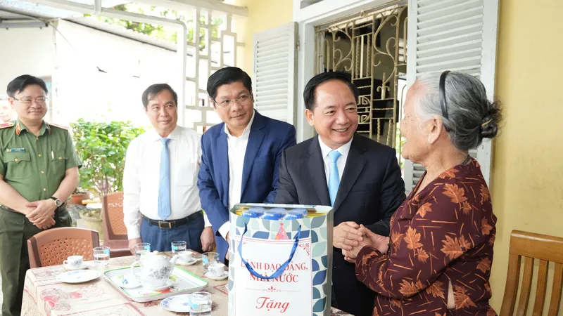 Trưởng Ban Tuyên giáo và Dân vận Trung ương Trịnh Văn Quyết đến thăm hỏi và tặng quà nguyên Ủy viên Bộ Chính trị, Bí thư Trung ương Đảng khóa IX, Trưởng ban Tư tưởng - Văn hóa Trung ương Nguyễn Khoa Điềm