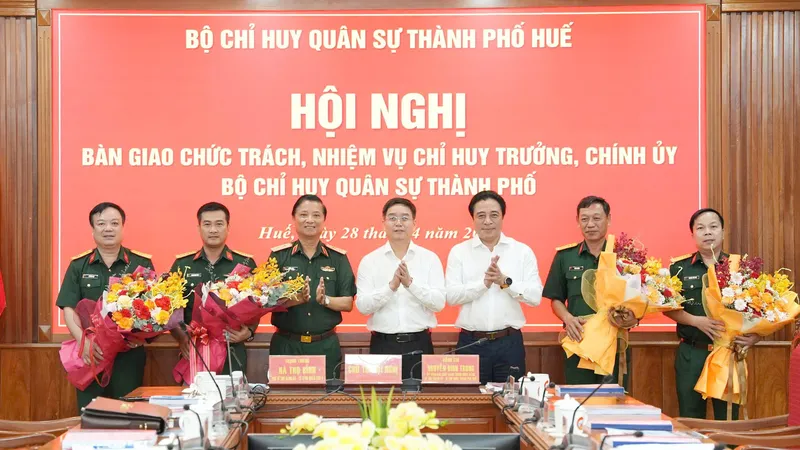 Tặng hoa chúc mừng các đồng chí được bổ nhiệm theo các quyết định của Bộ trưởng Bộ Quốc phòng