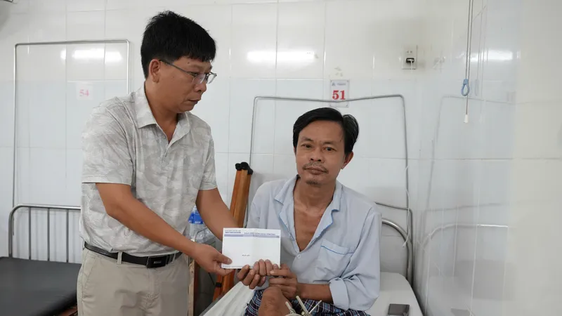 Phóng viên Báo SGGP trao 4,5 triệu đồng bạn đọc hỗ trợ anh Lê Văn Toán lần thứ 3