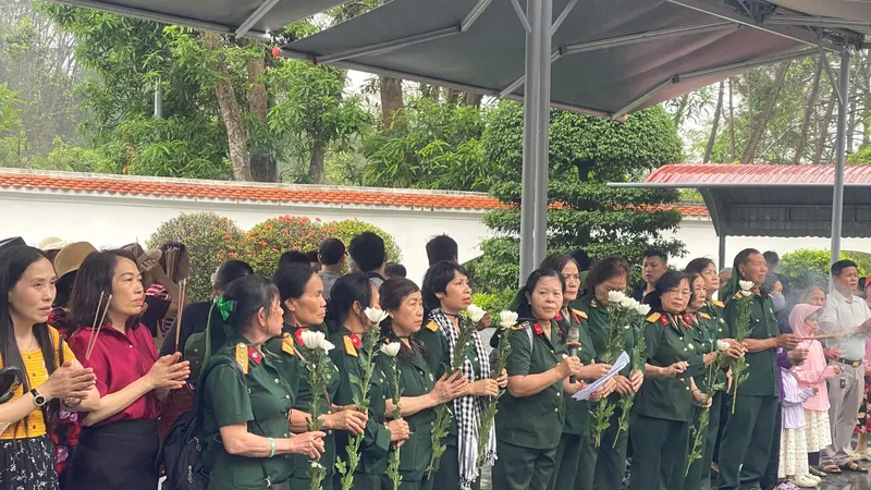 Đông đảo người dân, du khách đến các khu di tích tri ân Anh hùng liệt sĩ