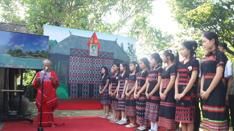 Tái hiện nghi lễ đặt họ Hồ ở Ngày hội làng Dương Nỗ