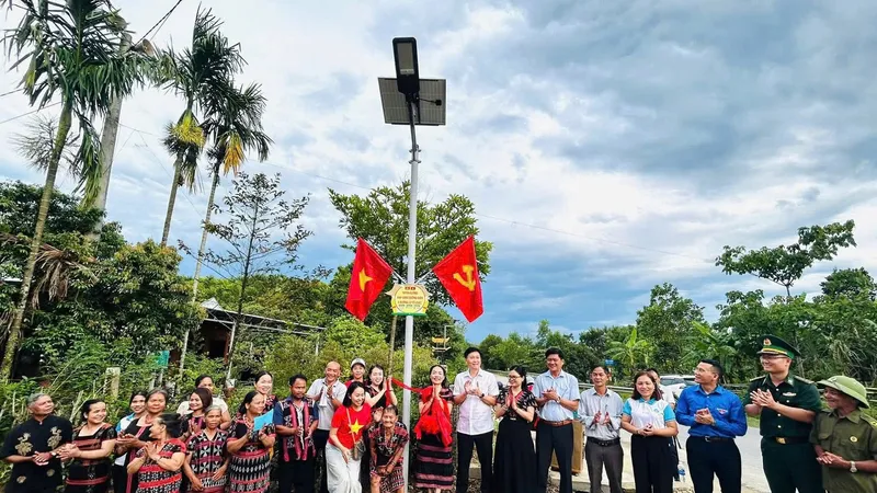 Khánh thành công trình “Ánh sáng đường Biên” và “Đường cờ Tổ quốc” trao tặng nhân dân thôn Phú Thượng, xã A Lưới 3