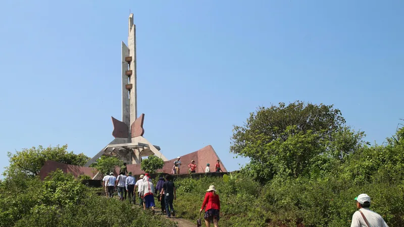 Du khách tham quan đảo Cồn Cỏ