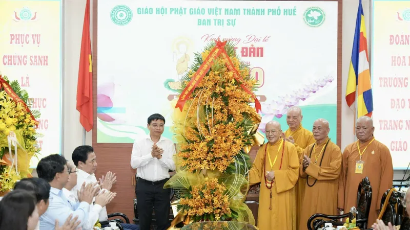 Phó Thủ tướng Nguyễn Văn Thắng thăm, chúc mừng Đại lễ Phật đản ở Huế