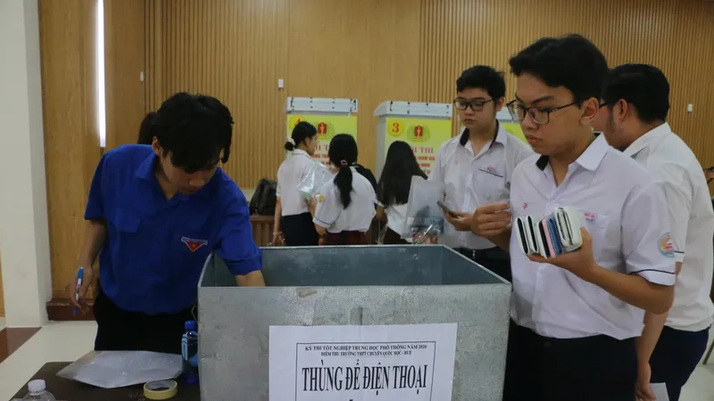 Huế thiết lập thùng cất giữ điện thoại giúp thí sinh