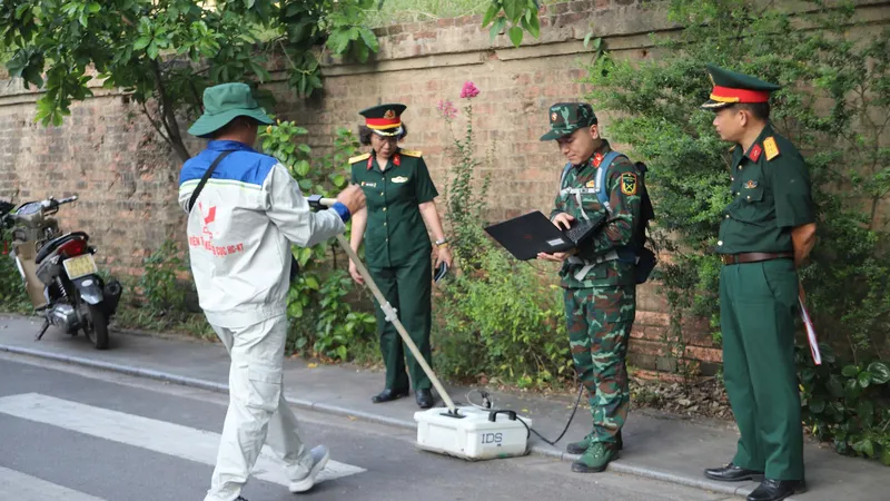 Máy radar xuyên đất khảo sát tại các vị trí nghi có mộ tập thể liệt sĩ ở khu vực Kinh thành Huế
