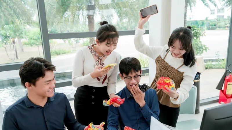 Tới thời điểm hiện tại, chương trình “Xé nhãn Trà Dr Thanh, 1 lần trúng x9 lần quà” đã trao 1 giải nhất và 8 giải nhì cùng hơn 73.000 giải thẻ cào điện thoại cho khách hàng trúng thưởng.