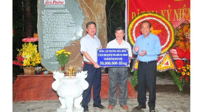 Phó Thủ tướng Thường trực Trương Hòa Bình trao tặng quà cho Hội Khuyến học huyện Tân Biên, Tây Ninh.