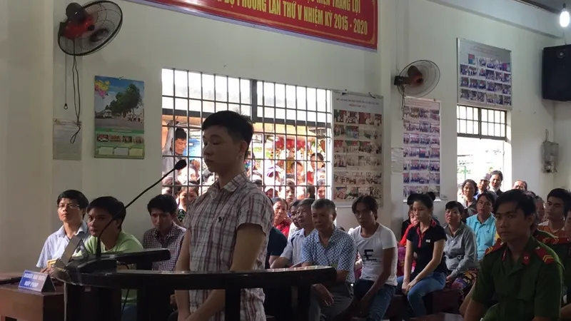  Bị cáo Thuần trước vành móng ngựa