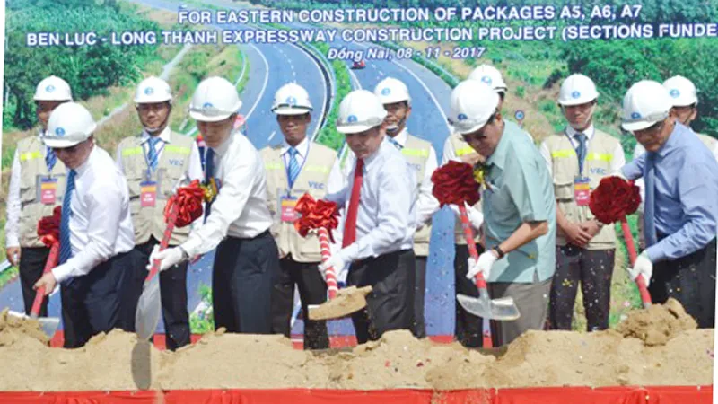 Các đại biểu thực hiện nghi thức khởi công