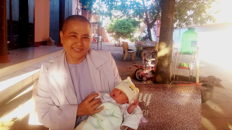 Một bé gái sơ sinh bị bỏ rơi trước cổng chùa
