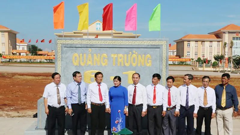  Lãnh đạo tỉnh Bình Phước và thị xã Phước Long tham quan quảng trường Phước Long mới được xây dựng