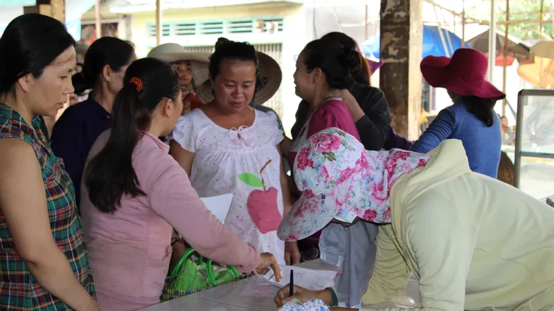 Các tiểu thương chợ Suối Cát làm đơn gửi lên tòa đề nghị can thiệp