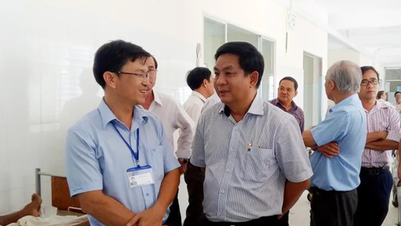 Giám đốc BVĐK tỉnh Bình Phước cùng nhóm chuyên gia BV Chợ Rẫy tham quan khoa ngoại chấn thương chỉnh hình tại BVĐK tỉnh Bình Phước