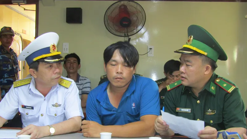 Ngư dân gặp nạn được đưa vào bờ