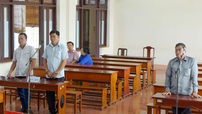 2 nguyên phó công an xã lãnh án tù vì giả mạo giấy tờ trong công tác