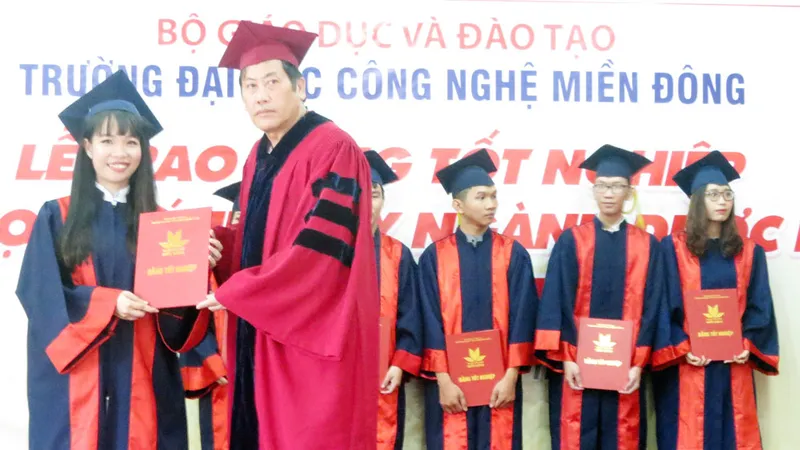 Đại học Công nghệ Miền Đông trao bằng Dược sĩ hệ chính quy khóa đầu tiên