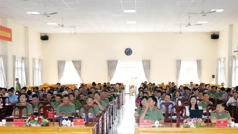  Hơn 200 cán bộ chủ chốt được tập huấn công tác nhân quyền