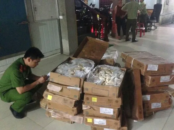 Lực lượng chức năng kiểm tra lô hàng thực phẩm quá hạn sử dụng