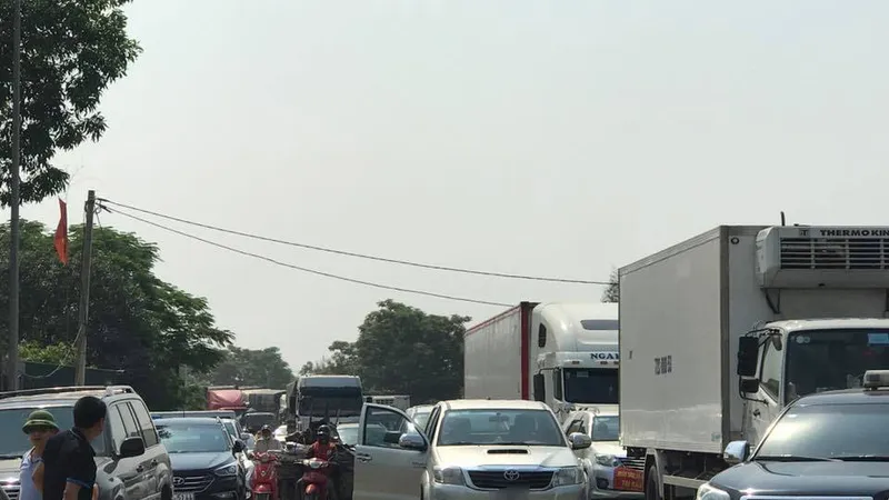 Tuyến quốc lộ 1A khu vực Trạm thu phí Cầu Rác bị ách tắc do người dân phản đối thu phí BOT