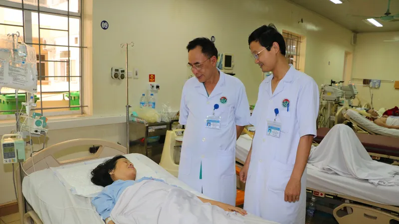 Bác sĩ Phan Thanh Minh (thứ 2 bên trái), Trưởng Khoa Ngoại tiêu hóa BVĐK Hà Tĩnh - là một trong số các bác sĩ trực tiếp mổ cho sản phụ H.