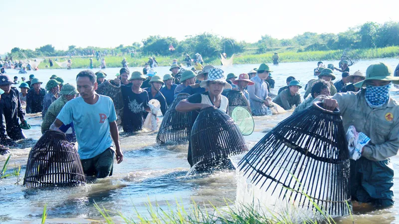 Đông đảo người dân tham gia lễ hội đánh cá Đồng Hoa