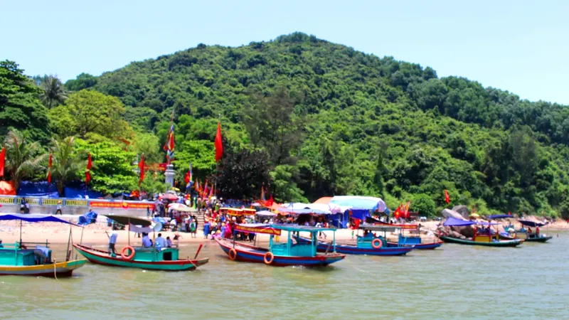 Đông đảo người dân về dự Lễ hội Đền Chiêu Trưng Đại vương Lê Khôi dịp lễ giỗ lần thứ 571 năm ngày mất của Chiêu trưng Đại vương Lê Khôi (1446-2017)
