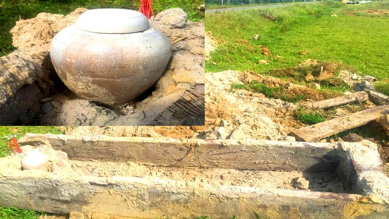 Chiếc quan tài bằng thân cây gỗ nguyên khối khoét rỗng và bình gốm cổ còn nguyên vẹn