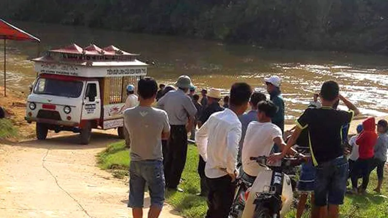 Đưa thi thể nạn nhân về mai táng