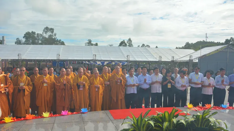 Các đại biểu về tham dự đại lễ cầu siêu