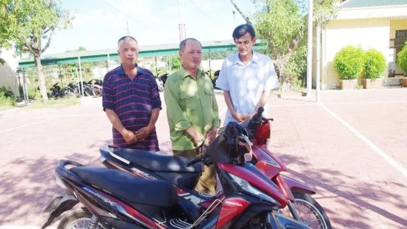 Các đối tượng cùng tang vật bị bắt giữ. (Ảnh Công an Hà Tĩnh)