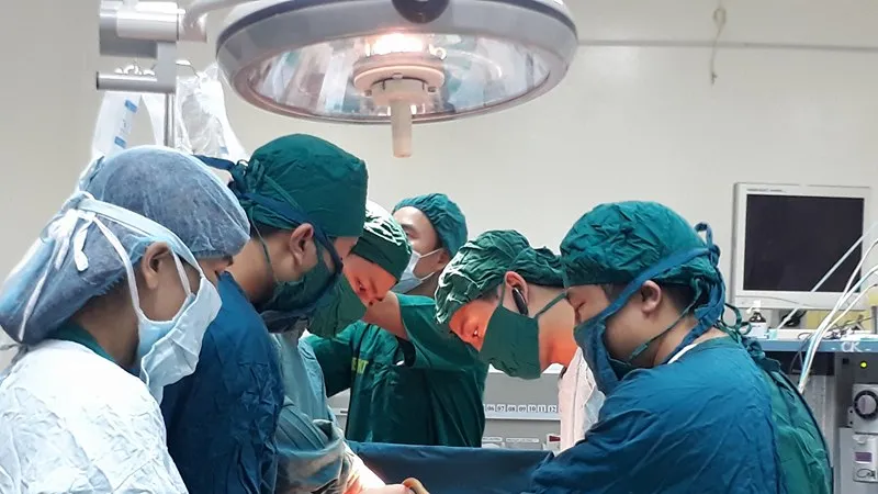 Các bác sĩ Bệnh viện Đa khoa tỉnh Hà Tĩnh tiến hành ca mổ lấy thai nhi thành công