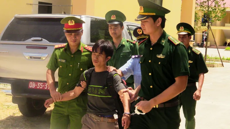 Lực lượng chức năng bắt giữ đối tượng Xồng Giổng Hả