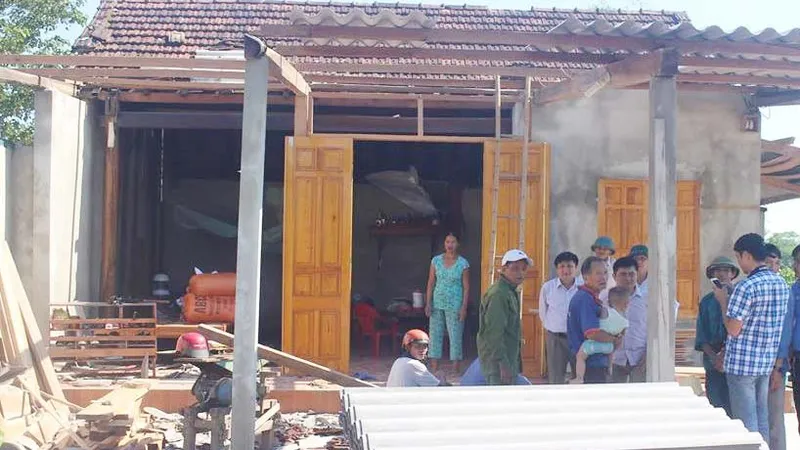 Nhà dân bị tốc mái, hư hỏng nặng do lốc xoáy. Ảnh: DƯƠNG QUANG