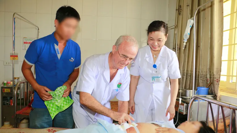 Bác sĩ Daniel Derval kiểm tra vết mổ cho sản phụ P. sau khi được phẫu thuật