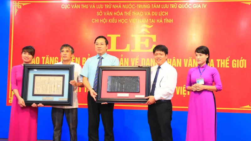 Trao tặng phiên bản và bản dập Mộc bản về Đại thi hào Nguyễn Du - Danh nhân Văn hóa thế giới