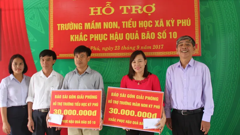 Trao hỗ trợ của bạn đọc Báo SGGP đến các Trường Tiểu học, Mầm non xã Kỳ Phú và Trường THCS Lâm Hợp, huyện Kỳ Anh, tỉnh Hà Tĩnh để khắc phục hậu quả bão số 10