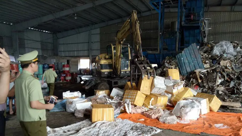 Tiến hành tiêu hủy toàn bộ lô hàng thực phẩm "bẩn"