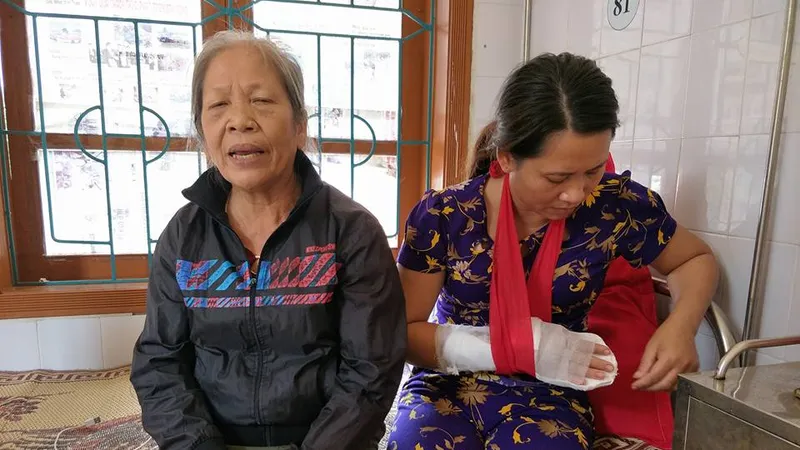 Chị Trần Thị Thanh H. với vết thương đã được băng bó