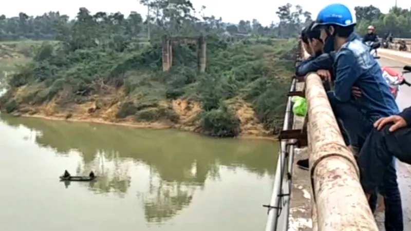 Sau nhiều ngày tìm kiếm, sáng 13-11 đã phát hiện được thi thể anh Trần Văn H. trên sông Ngàn Sâu